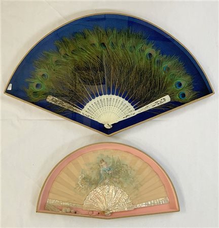 Lotto composto da due ventagli di cui uno con piume di struzzo, l'altro con pag