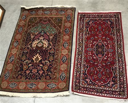Lotto di due tappeti orientali di cui uno da preghiera decorato con motivi clas