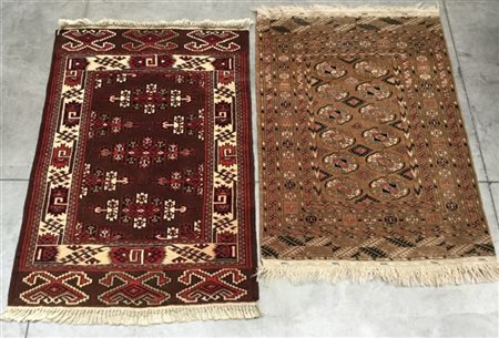 Lotto di due tappeti Turkomanni , Bouhkara Kerki e Yomut, secolo XX. Il più gra