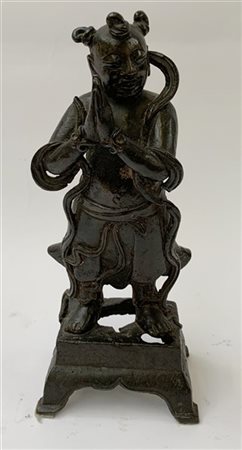Figura di guardiano celeste in bronzo con tracce di doratura, base con piedini