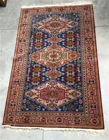 Tappeto orientale, secolo XX.
Decoro in stile Sumak con tre medaglioni policrom