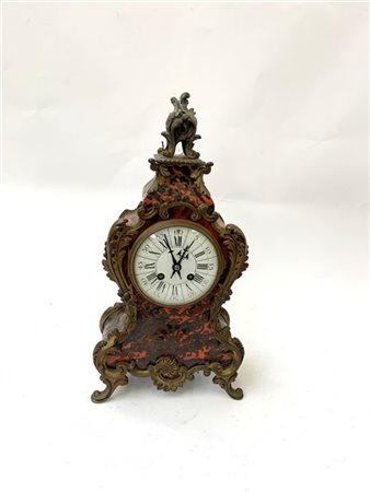 ANONIMO, Francia. Pendola da tavolo in stile Boulle lastronata in tartaruga e o