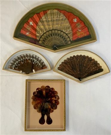 Lotto di quattro ventagli diversi in teca, misure diverse (cm 34,5x59 max) (dif