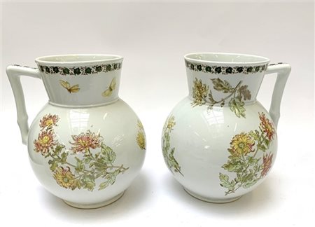 Coppia di versatoi in ceramica, corpo globulare decorato sul fondo bianco da ma