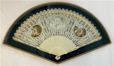 Ventaglio con stecche in avorio finemente intagliate, cesellate e traforate a m