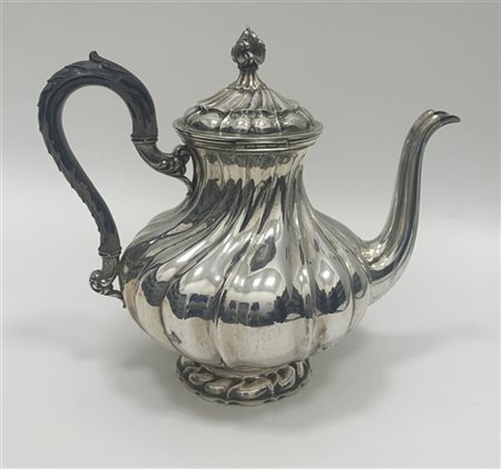Teiera in argento con base circolare, corpo sbalzato a "torchon" e presa a ricc