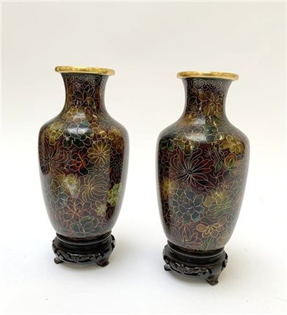 Coppia di vasi a smalto cloisonnè a decoro floreale, basi in legno
Cina, sec XX