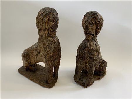 Lotto composto da due antiche sculture in legno raffiguranti leoni (h cm 46) (d