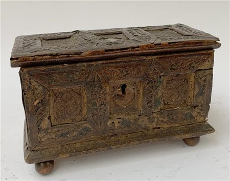 Antica scatola in legno intagliata e traforata ad elementi geometrici e vegetal