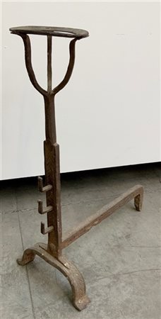 Antico alare in ferro battuto e decorato a motivi geometrici (h cm 78) (difetti