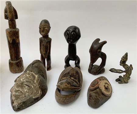 Arte africana, lotto composto da alcuni oggetti "arcaici", maschere e bamboline