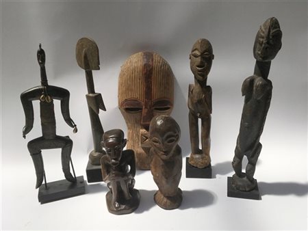 Manifattura africana, lotto composto da sei sculture in legno raffiguranti figu