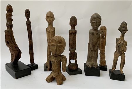 Manifattura africana, lotto composto da otto sculture in legno raffiguranti fig