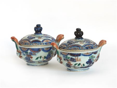 Coppia di piccole zuppiere biansate con coperchio in porcellana a decoro Imari