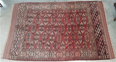 Tappeto Yomut, Turkestan Occidentale, Decoro con Kepse Gaulle su fondo bordeau