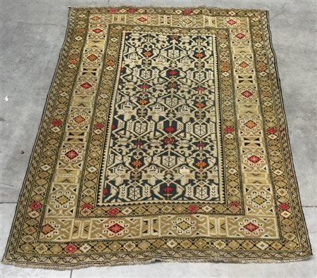 Tappeto Daghestan, Caucaso, fine secolo XIX.
Decoro a griglia bianca su fondo c