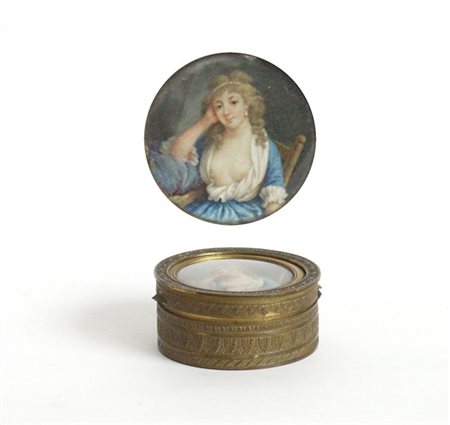 Tabacchiera con coperchio in metallo dorato e cesellato a palmette, coperchio d