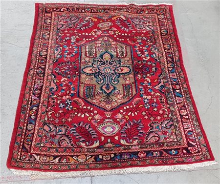 Tappeto Mossul, Persia, secolo XX.
Decoro a medaglione fiorito policromi su fon