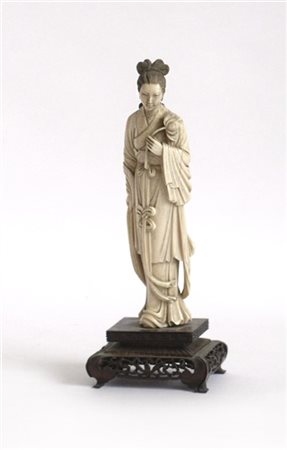 Scultura in avorio raffigurante "Donna con fiore di loto", base in legno 
Cina,