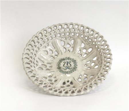 Manifattura del secolo XVIII, crespina in maiolica traforata decorata in policr