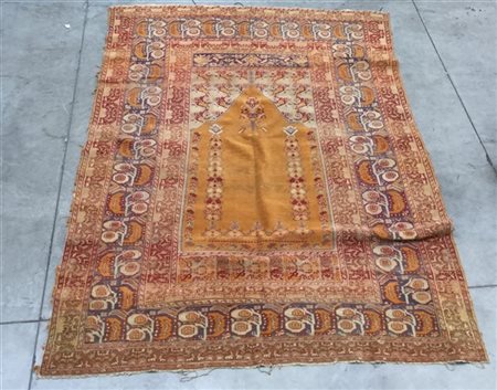 Tappeto preghiera Ladik, Anatolia, secolo XIX.
Mirab a fondo ocra con due colon