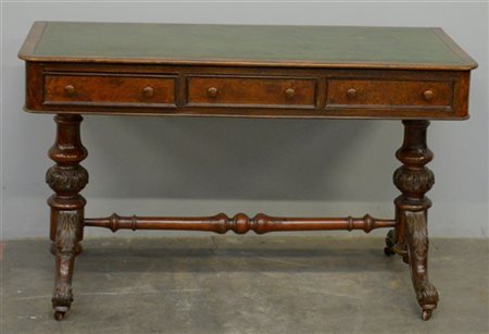 Scrittoio con tre cassetti sottopiano, sostegni a balaustro con piedi intagliat