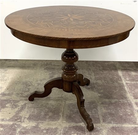 Tavolino con piano tondo lastronato, filettato e intarsiato a rosone, gamba cen
