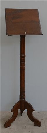 Antico leggio da terra con fusto tornito terminante a tre piedi sagomati (h cm