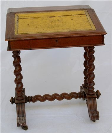 Scrittoio in rovere con piano apribile, fascia riccamente intagliata a motivi v