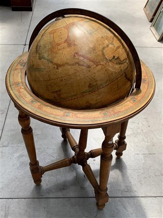 Mappamondo da terra in legno dipinto con sostegni in legno tornito (h cm 85, d