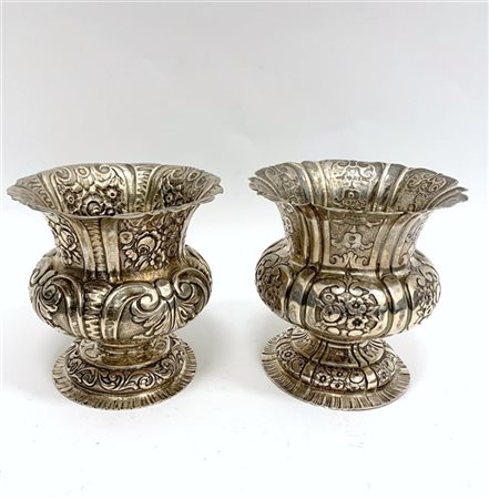 Coppia di vasetti in argento sbalzati a fiori e foglie poggianti su base circol