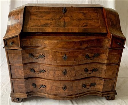 Ribalta di forma mossa lastronata in noce e radica di noce e filettata, antina