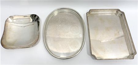 Lotto composto da un centrotavola di forma quadrata e due vassoi con ringhiera