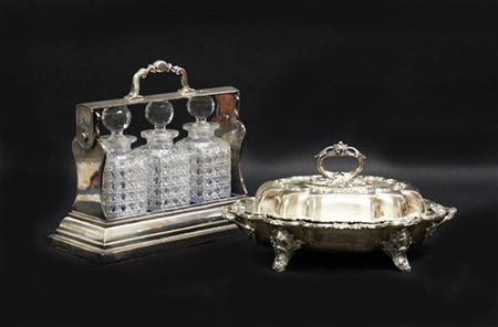 Lotto composto da uno scaldavivande ed un tantalus in Sheffield, legno e vetro