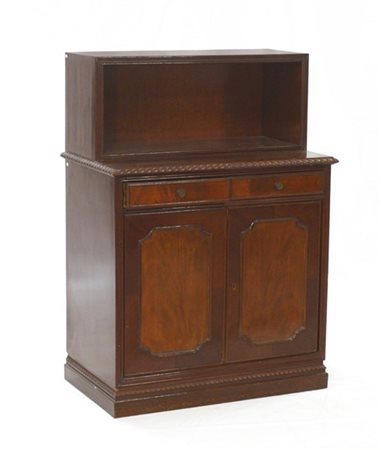 Credenza in mogano con alzata a giorno, due cassetti e due ante riquadrate (cm