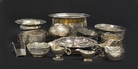 Lotto composto da due cartoni contenenti numerosi oggetti in Sheffield e metall