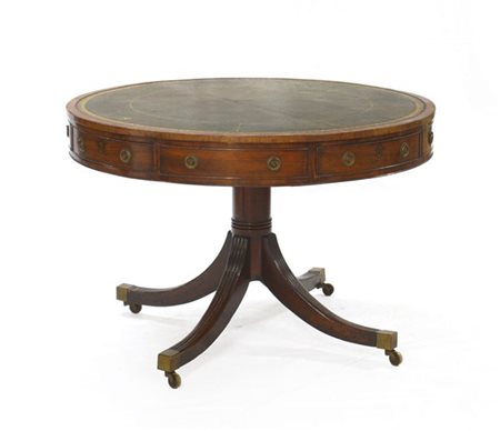 Tavolo da centro in mogano a quattro cassetti e quattro finti cassetti nella fa