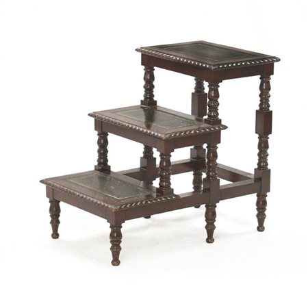 Scaletta da biblioteca a tre gradini rivestiti in marocchino, montanti e piedi