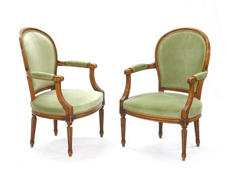 Coppia di poltrone in noce con braccioli, montanti e gambe scanalate decorate a