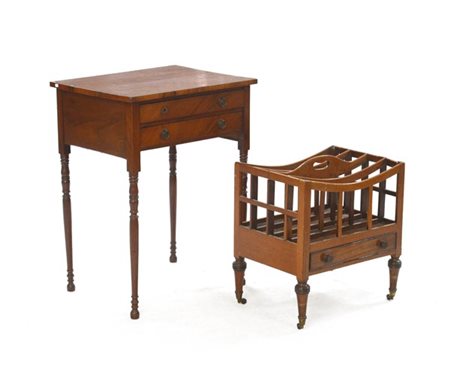 Lotto composto da un tavolino a due cassetti e gambe tornite ed un portariviste