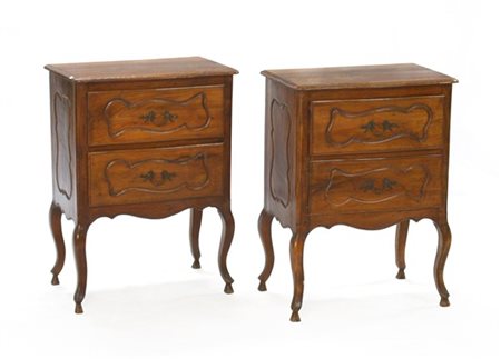 Coppia di comodini a due cassetti riquadrati, gambe mosse (difetti)