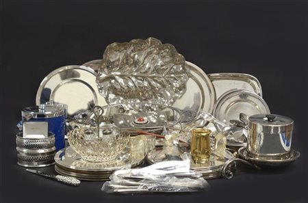 Lotto composto da due cartoni contenenti numerosi oggetti e posate in metallo e