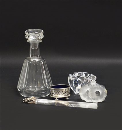 Lotto composto da una bottiglietta portaprofumo, un tagliacarte, una salierina,