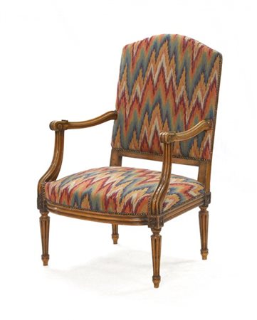 Poltrona con montanti sagomati, gambe tornite e scanalate intagliate all'attacc