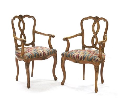 Coppia di poltrone in noce con schienale "ad otto", braccioli a ricciolo, gambe