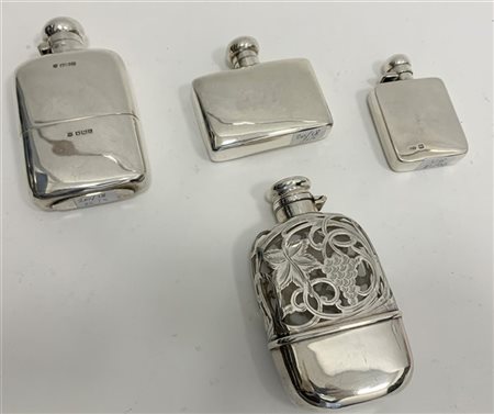 Lotto composto da tre fiaschette da tasca in argento a corpo liscio. Punzoni in