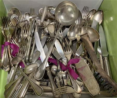 Lotto composto da numerose posate in metallo argentato, la maggior parte marcat