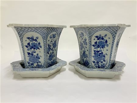 Coppia di vasi portafiori di forma esagonale con vaschette in porcellana bianca