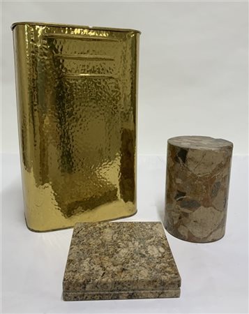 Lotto composto da due basi in marmo ed un porta ombrelli in ottone (difetti)