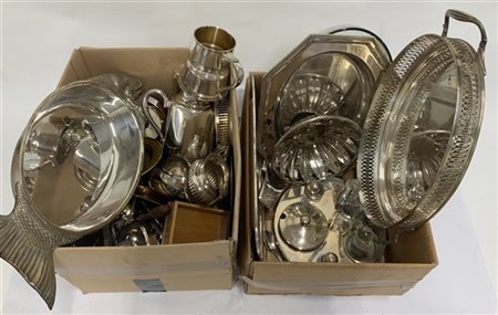 Due cartoni contenenti numerosi oggetti in metallo argentato (difetti)